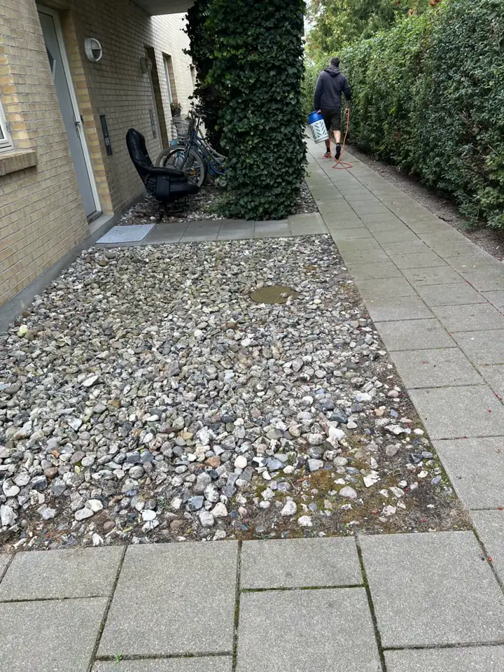 Grusbelægning ved terrassen efter ukrudtsfjernelse